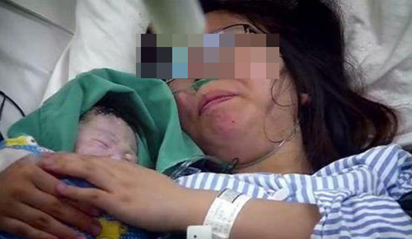 Mảnh giấy mẹ bầu lén nhét vào tay bác sĩ trước khi sinh, ai đọc cũng bất ngờ