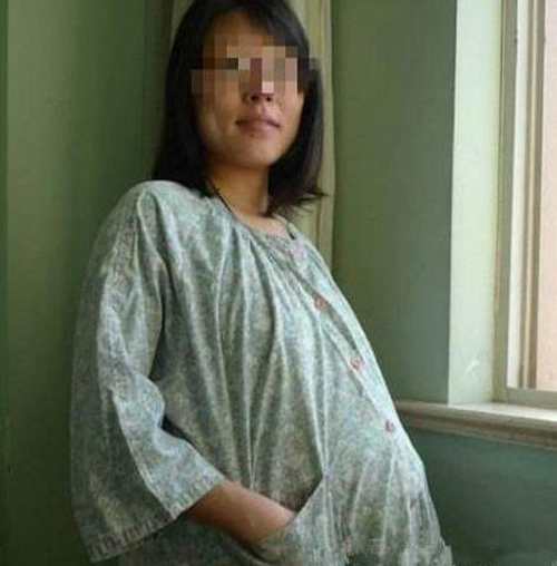 Mảnh giấy mẹ bầu lén nhét vào tay bác sĩ trước khi sinh, ai đọc cũng bất ngờ