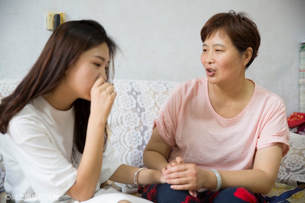 Sống với mẹ chồng tham, nàng dâu phải nộp 6 triệu cho 1 bữa cơm nhà, bỏ tiền mua ô tô nhưng bà đứng tên