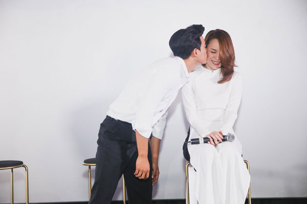 Mỹ Tâm vừa cười vừa xào rau muống trước mặt fan Mỹ Tâm vừa cười vừa xào rau muống trước mặt fan