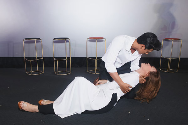 Mỹ Tâm vừa cười vừa xào rau muống trước mặt fan