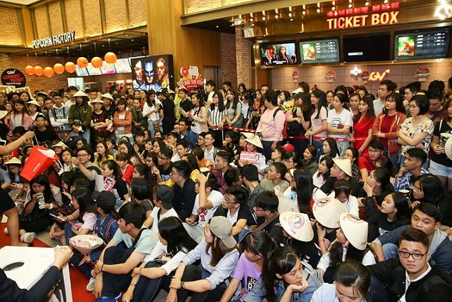 Mỹ Tâm vừa cười vừa xào rau muống trước mặt fan Mỹ Tâm vừa cười vừa xào rau muống trước mặt fan