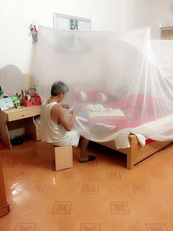 Lấy chồng được cả nhà chồng, nàng dâu khoe bố chồng cặm cụi khâu màn cho con khi chăm cháu ngủ