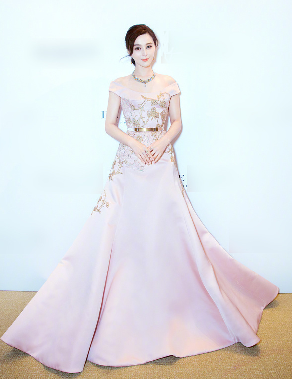 Phạm Băng Băng mặc đẹp tuần qua với đầm hở vai