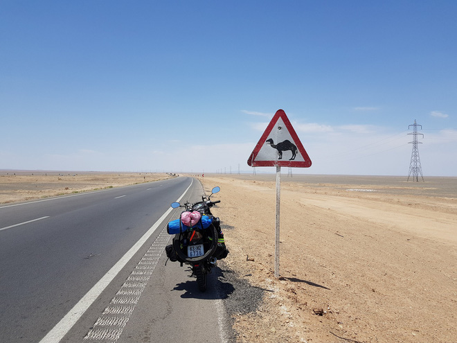 Chàng trai Việt cùng chiếc xe máy check -in ở Paris: Hành trình không tưởng phía sau bức ảnh