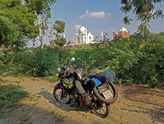 Chàng trai Việt cùng chiếc xe máy check -in ở Paris: Hành trình không tưởng phía sau bức ảnh