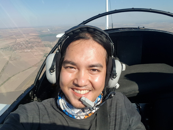 Chàng trai Việt cùng chiếc xe máy check -in ở Paris: Hành trình không tưởng phía sau bức ảnh