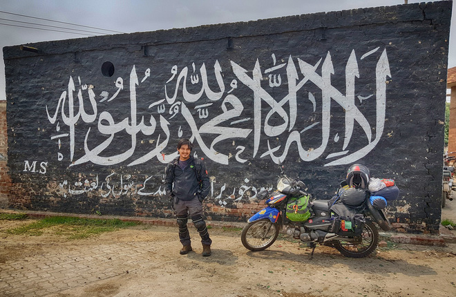 Chàng trai Việt cùng chiếc xe máy check -in ở Paris: Hành trình không tưởng phía sau bức ảnh