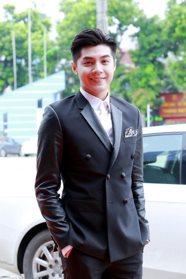 Những danh xưng hoành tráng của sao Việt trên báo Hoa ngữ