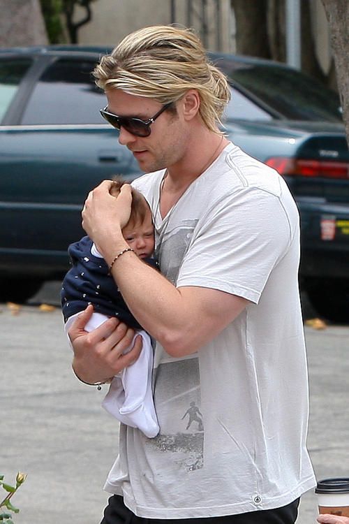 Chris Hemsworth - Chàng Thor đẹp trai trong phim và ông bố ngọt ngào ngoài đời khiến chị em đổ gục
