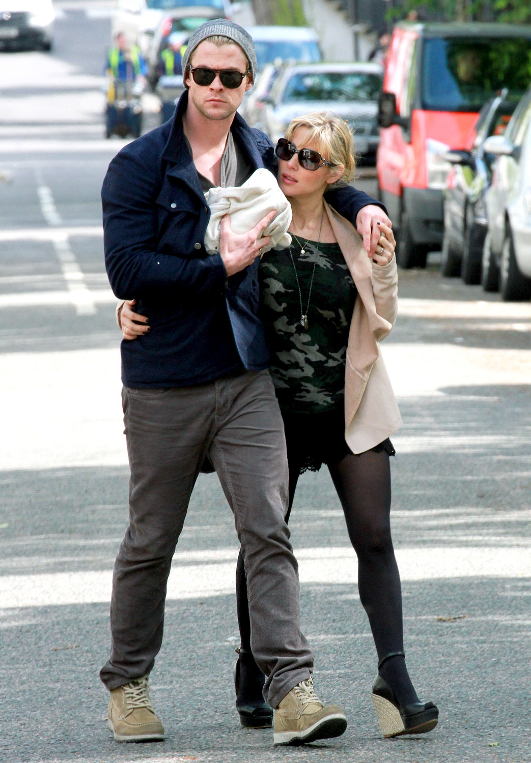 Chris Hemsworth - Chàng Thor đẹp trai trong phim và ông bố ngọt ngào ngoài đời khiến chị em đổ gục