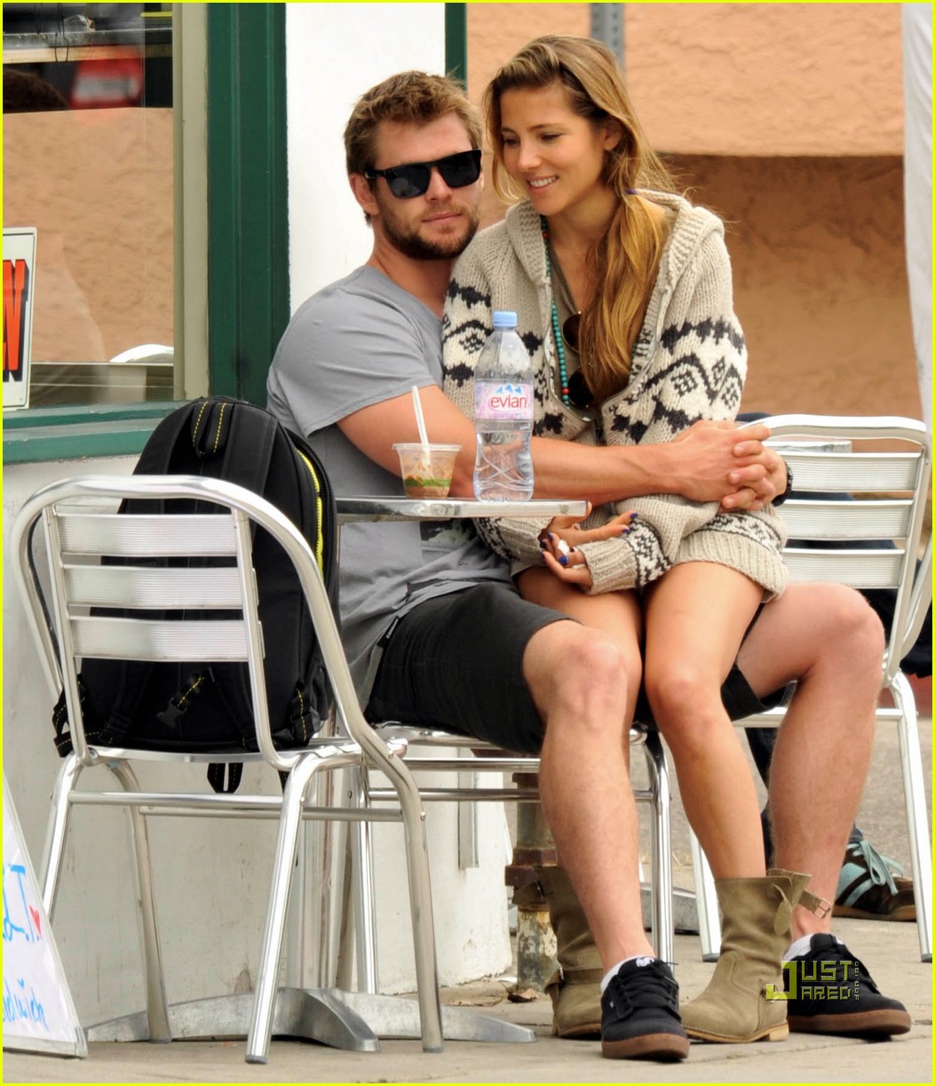 Chris Hemsworth - Chàng Thor đẹp trai trong phim và ông bố ngọt ngào ngoài đời khiến chị em đổ gục