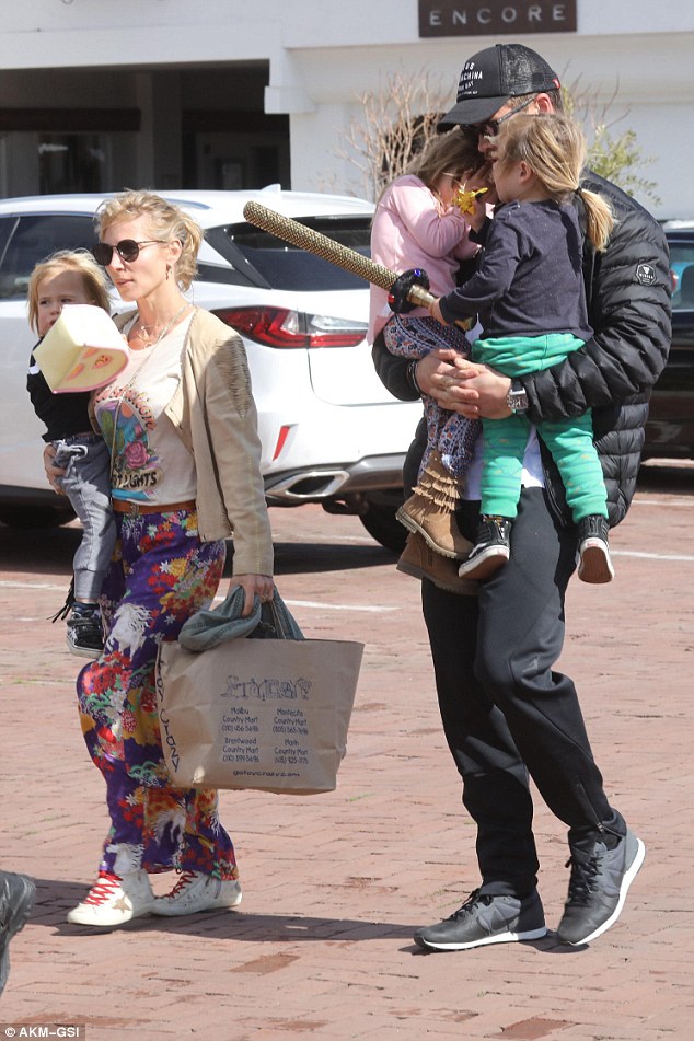 Chris Hemsworth - Chàng Thor đẹp trai trong phim và ông bố ngọt ngào ngoài đời khiến chị em đổ gục