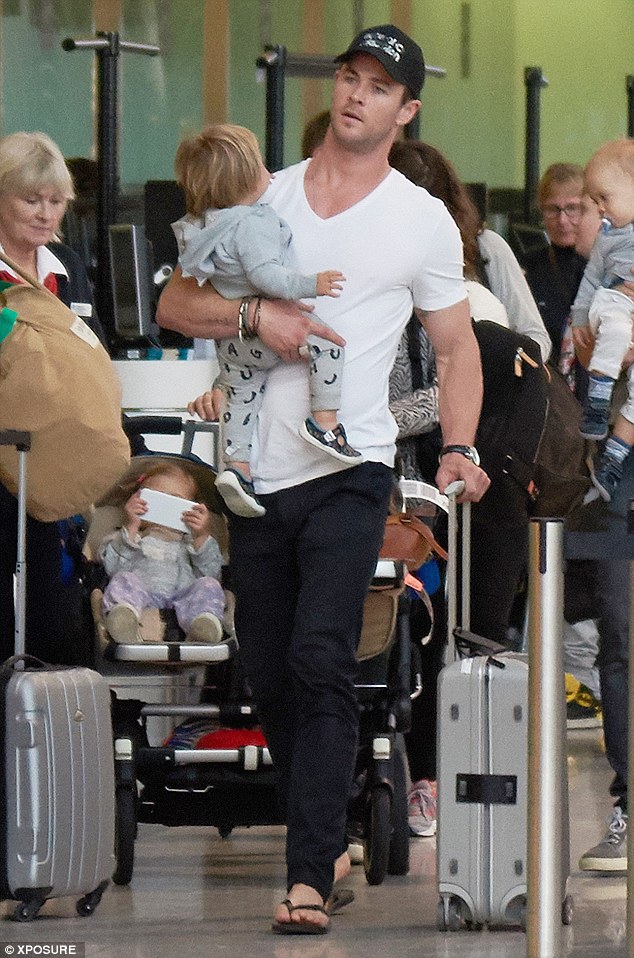 Chris Hemsworth - Chàng Thor đẹp trai trong phim và ông bố ngọt ngào ngoài đời khiến chị em đổ gục