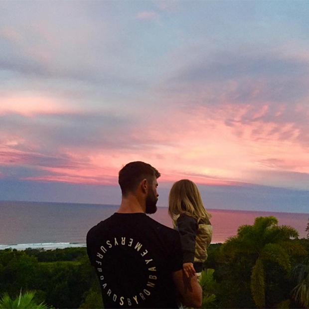 Chris Hemsworth - Chàng Thor đẹp trai trong phim và ông bố ngọt ngào ngoài đời khiến chị em đổ gục