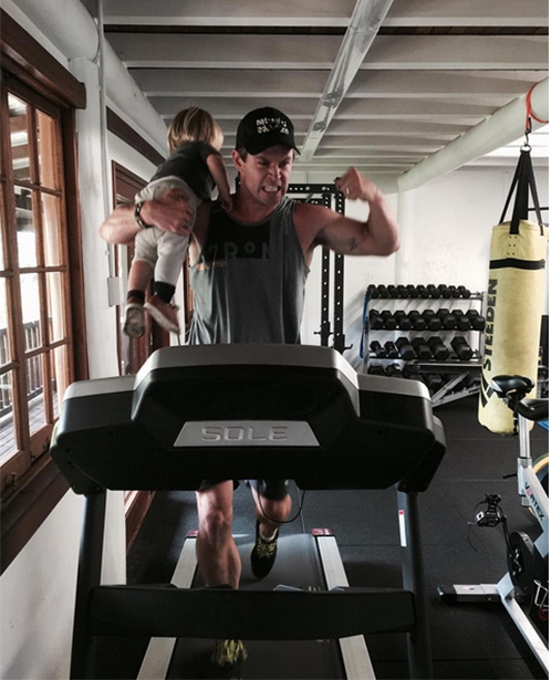 Chris Hemsworth - Chàng Thor đẹp trai trong phim và ông bố ngọt ngào ngoài đời khiến chị em đổ gục