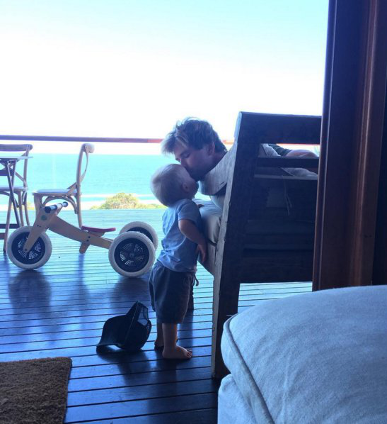 Chris Hemsworth - Chàng Thor đẹp trai trong phim và ông bố ngọt ngào ngoài đời khiến chị em đổ gục