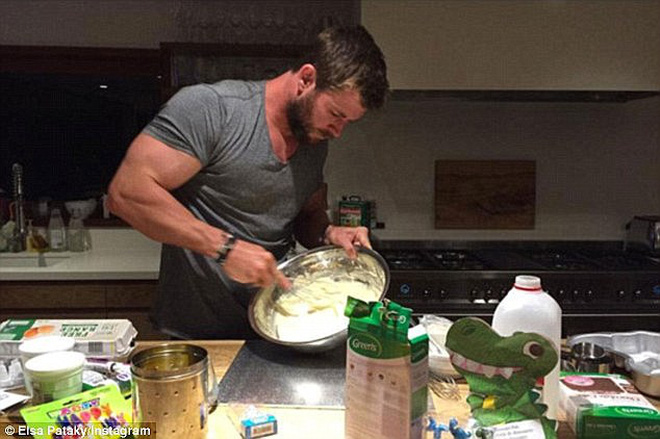 Chris Hemsworth - Chàng Thor đẹp trai trong phim và ông bố ngọt ngào ngoài đời khiến chị em đổ gục