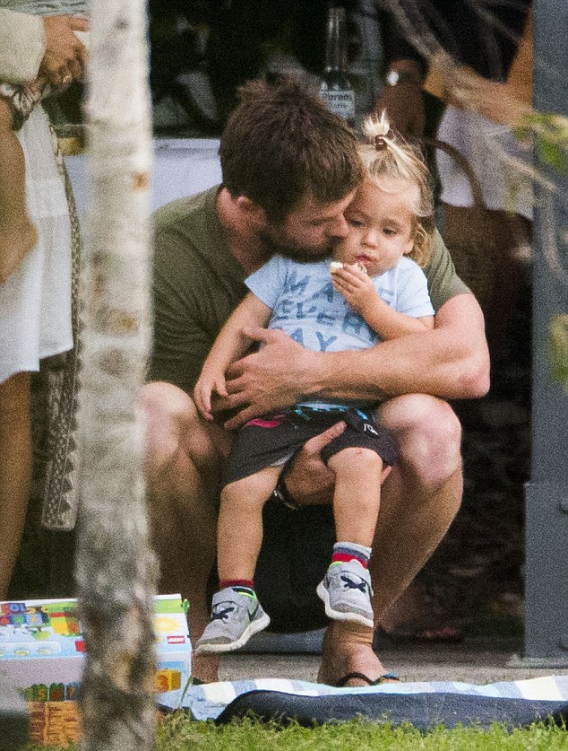 Chris Hemsworth - Chàng Thor đẹp trai trong phim và ông bố ngọt ngào ngoài đời khiến chị em đổ gục Chris Hemsworth - Chàng Thor đẹp trai trong phim và ông bố ngọt ngào ngoài đời khiến chị em đổ gục