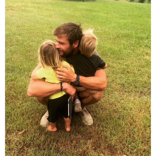 Chris Hemsworth - Chàng Thor đẹp trai trong phim và ông bố ngọt ngào ngoài đời khiến chị em đổ gục