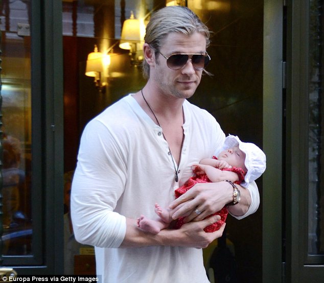 Chris Hemsworth - Chàng Thor đẹp trai trong phim và ông bố ngọt ngào ngoài đời khiến chị em đổ gục Chris Hemsworth - Chàng Thor đẹp trai trong phim và ông bố ngọt ngào ngoài đời khiến chị em đổ gục