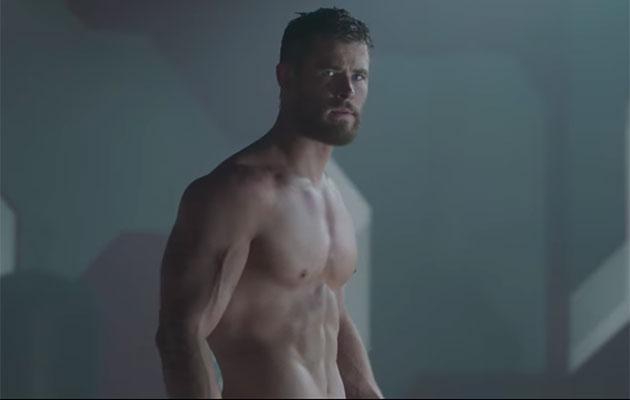 Chris Hemsworth - Chàng Thor đẹp trai trong phim và ông bố ngọt ngào ngoài đời khiến chị em đổ gục