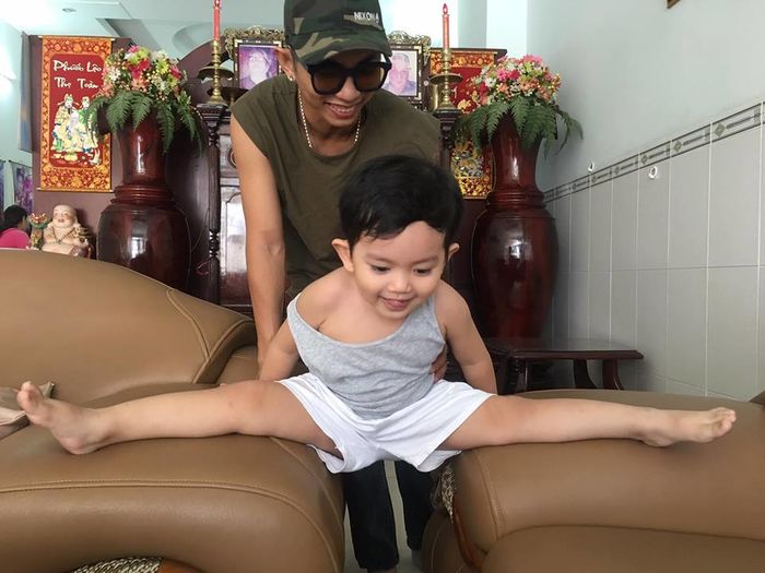 Bất ngờ trước khả năng uốn dẻo của cậu quý tử nhà Khánh Thi và Phan Hiển