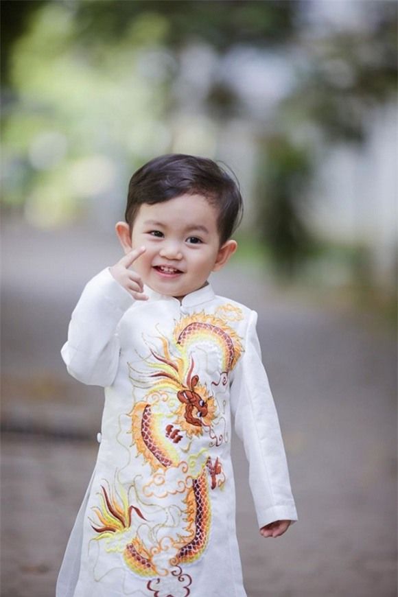 Bất ngờ trước khả năng uốn dẻo của cậu quý tử nhà Khánh Thi và Phan Hiển