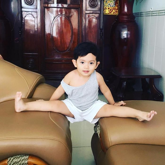 Bất ngờ trước khả năng uốn dẻo của cậu quý tử nhà Khánh Thi và Phan Hiển Bất ngờ trước khả năng uốn dẻo của cậu quý tử nhà Khánh Thi và Phan Hiển