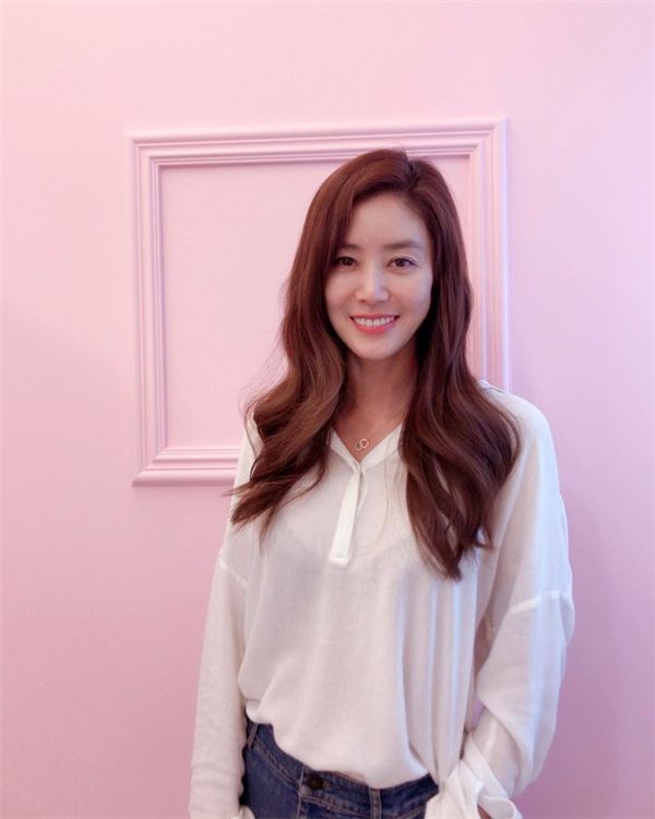 Dù đã U50 và có 2 con, nhan sắc quyến rũ của mẹ Kim Tan luôn khiến hàng loạt sao trẻ ghen tị