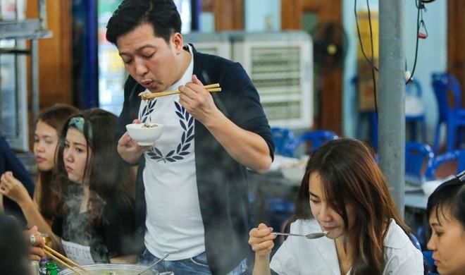 Nhã Phương hạnh phúc nhất showbiz, đi ăn ở đâu Trường Giang chăm đến đó