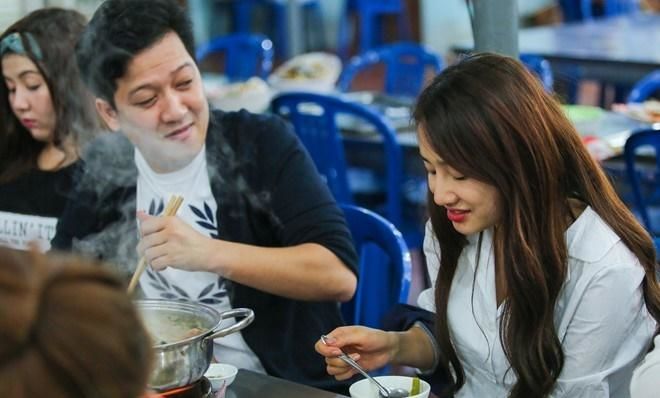 Nhã Phương hạnh phúc nhất showbiz, đi ăn ở đâu Trường Giang chăm đến đó Nhã Phương hạnh phúc nhất showbiz, đi ăn ở đâu Trường Giang chăm đến đó