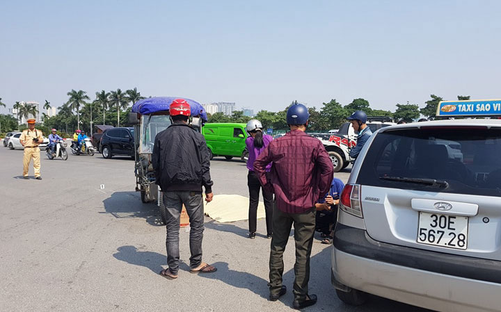 Xe ba gác phanh gấp, vợ tài xế ngã xuống đường tử vong