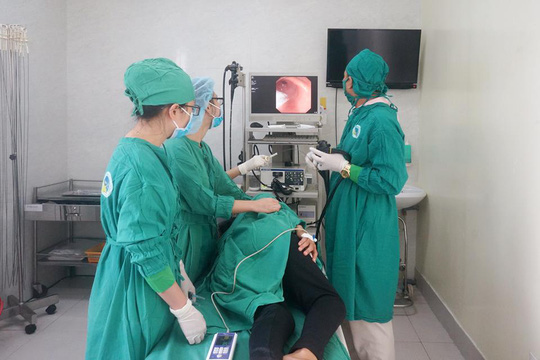 Tăm tre đâm thủng ruột cụ bà