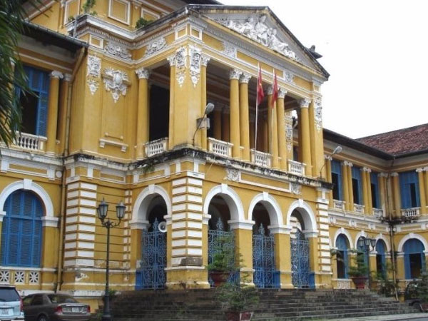 Truy tố vợ chồng thư ký TAND TP.HCM lừa đảo chạy án