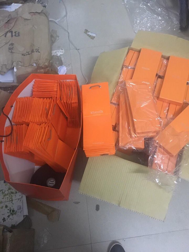 Người đàn ông mang khăn lụa Khaisilk tặng vợ hôm 20-10 nhất quyết đến cửa hàng trả lại