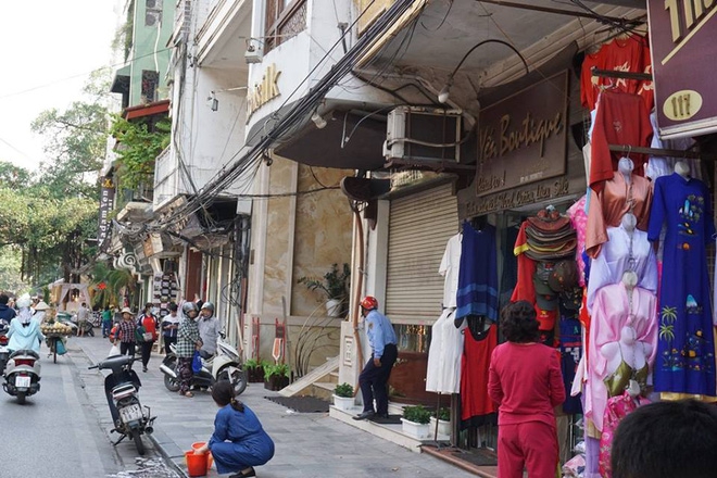 Người đàn ông mang khăn lụa Khaisilk tặng vợ hôm 20-10 nhất quyết đến cửa hàng trả lại