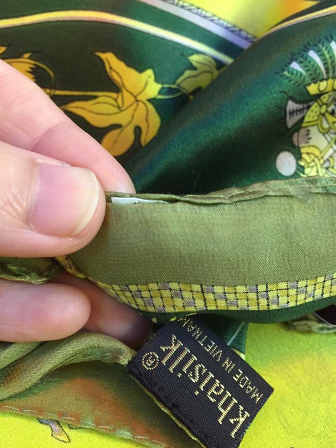 Người đàn ông mang khăn lụa Khaisilk tặng vợ hôm 20-10 nhất quyết đến cửa hàng trả lại