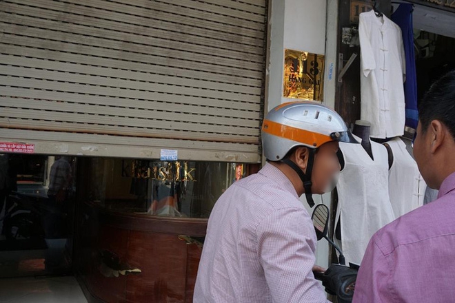 Người đàn ông mang khăn lụa Khaisilk tặng vợ hôm 20-10 nhất quyết đến cửa hàng trả lại Người đàn ông mang khăn lụa Khaisilk tặng vợ hôm 20-10 nhất quyết đến cửa hàng trả lại