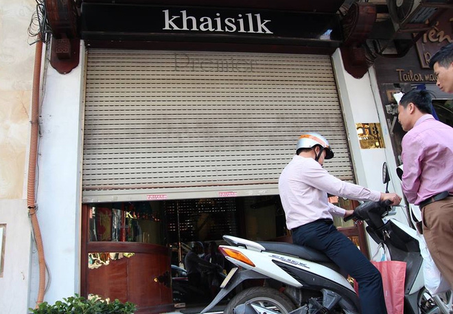 Người đàn ông mang khăn lụa Khaisilk tặng vợ hôm 20-10 nhất quyết đến cửa hàng trả lại