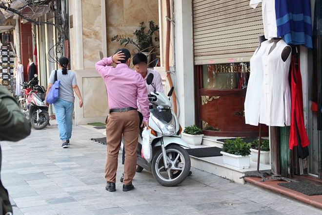 Người đàn ông mang khăn lụa Khaisilk tặng vợ hôm 20-10 nhất quyết đến cửa hàng trả lại