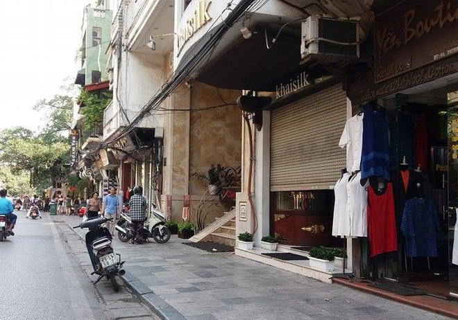 Người đàn ông mang khăn lụa Khaisilk tặng vợ hôm 20-10 nhất quyết đến cửa hàng trả lại