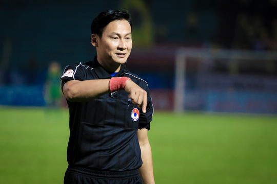 Trọng tài Lập hả hê khi thấy tôi đứt dây chằng