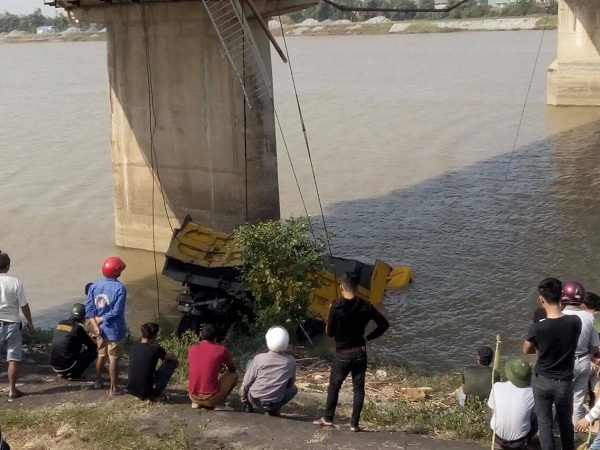 Hải Dương: Xe tải ủi bay lan can cầu rồi lao xuống sông