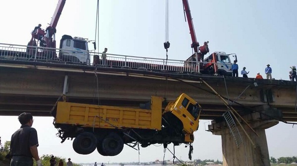 Hải Dương: Xe tải ủi bay lan can cầu rồi lao xuống sông Hải Dương: Xe tải ủi bay lan can cầu rồi lao xuống sông