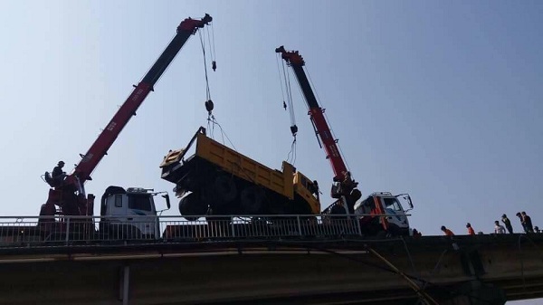 Hải Dương: Xe tải ủi bay lan can cầu rồi lao xuống sông