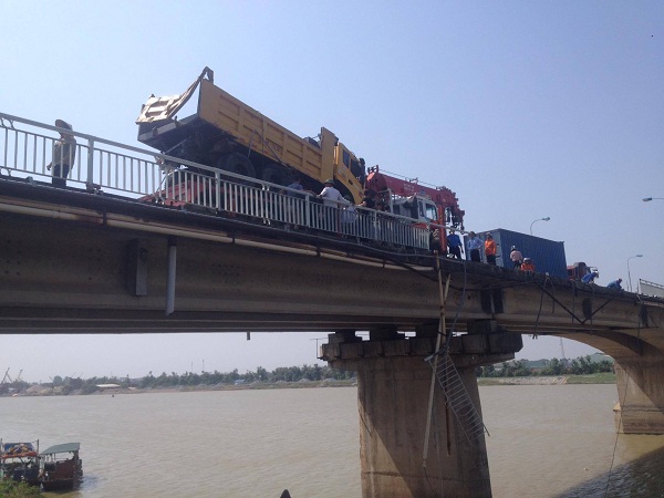 Hải Dương: Xe tải ủi bay lan can cầu rồi lao xuống sông