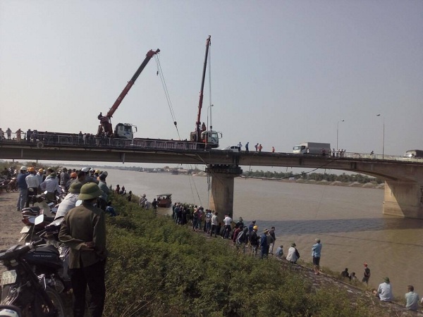 Hải Dương: Xe tải ủi bay lan can cầu rồi lao xuống sông