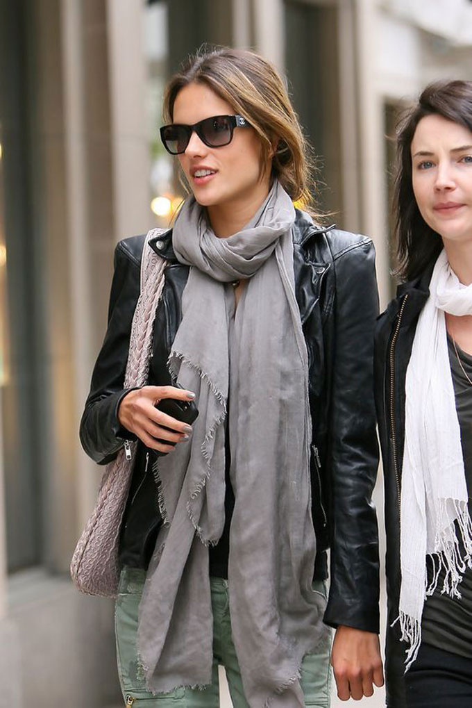 Đủ kiểu mix áo khoác da từ dàn thiên thần Victorias Secret