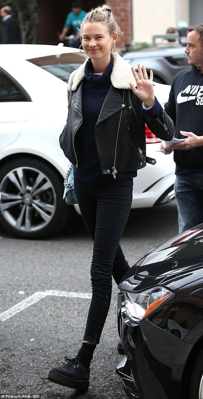 Đủ kiểu mix áo khoác da từ dàn thiên thần Victorias Secret